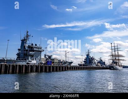 Kiel, Deutschland. Juli 2024. Die Ausschreibung "Donau" (l) hat nach mehrmonatigem NATO-Einsatz im Seehafen vor Anker gelegt. Der Einsatz führte das Versorgungsschiff, das Teil der Unterstützungsgeschwader ist, von Frankreich auf die Färöer, von Scapa Flow nach Finnland, insgesamt fast 30.000 Kilometer. Quelle: Axel Heimken/dpa/Alamy Live News Stockfoto