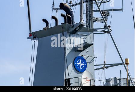 Kiel, Deutschland. Juli 2024. Ansicht des NATO-Logos auf dem Schornstein des Tenders "Donau", der nach mehrmonatigem NATO-Einsatz im Seehafen verankert hat. Der Einsatz führte das Versorgungsschiff, das Teil der Unterstützungsgeschwader ist, von Frankreich auf die Färöer, von Scapa Flow nach Finnland, insgesamt fast 30.000 Kilometer. Quelle: Axel Heimken/dpa/Alamy Live News Stockfoto