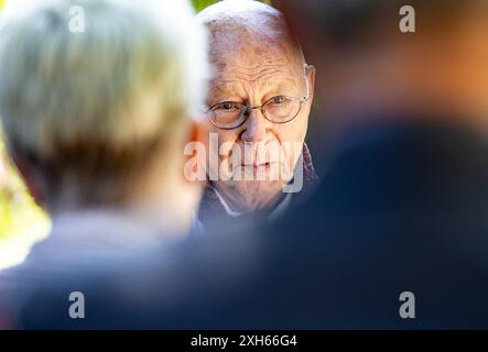 Kiel, Deutschland. Juli 2024. Udo Simonis, Witwer von Schleswig-Holsteins früherem Ministerpräsidenten Simonis, empfängt Gäste am ersten Todestag seiner Frau im Grab. Gemeinsam mit Udo Simonis gedenken die sozialdemokraten Heide Simonis (SPD), die vor einem Jahr gestorben ist. Quelle: Axel Heimken/dpa/Alamy Live News Stockfoto