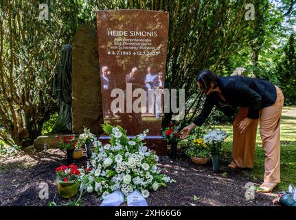 Kiel, Deutschland. Juli 2024. Serpil Midyatli (SPD), Vorsitzende der SPD Schleswig-Holstein, legt am ersten Todestag von Heide Simonis Blumen in ihrem Grab. Zusammen mit dem Witwer gedachten die Sozialdemokraten des ehemaligen Premierministers, der vor einem Jahr gestorben ist. Quelle: Axel Heimken/dpa/Alamy Live News Stockfoto
