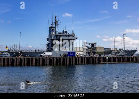 Kiel, Deutschland. Juli 2024. Die Ausschreibung "Donau" hat nach mehrmonatigem NATO-Einsatz im Seehafen vor Anker gelegt. Der Einsatz führte das Versorgungsschiff, das Teil der Unterstützungsgeschwader ist, von Frankreich auf die Färöer, von Scapa Flow nach Finnland, insgesamt fast 30.000 Kilometer. Quelle: Axel Heimken/dpa/Alamy Live News Stockfoto