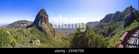 Blick auf den Roque de Agando vom Aussichtspunkt Los Roques, Kanarische Inseln, La Gomera, Garajonay Nationalpark Stockfoto