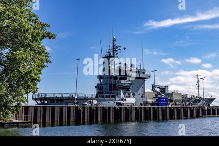 Kiel, Deutschland. Juli 2024. Die Ausschreibung "Donau" hat nach mehrmonatigem NATO-Einsatz im Seehafen vor Anker gelegt. Der Einsatz führte das Versorgungsschiff, das Teil der Unterstützungsgeschwader ist, von Frankreich auf die Färöer, von Scapa Flow nach Finnland, insgesamt fast 30.000 Kilometer. Quelle: Axel Heimken/dpa/Alamy Live News Stockfoto