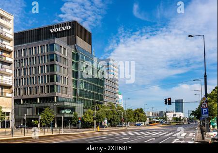 Warschau, Polen - 26. Mai 2024: Srodmiescie Downtown Business District mit Wolf Marszalkowska Office plaza im Stadtzentrum von Warschau Stockfoto