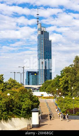 Warschau, Polen - 26. Mai 2024: Srodmiescie Downtown Business District mit Varso Tower Bürohochhaus von HB Reavis im Stadtzentrum von Warschau Stockfoto