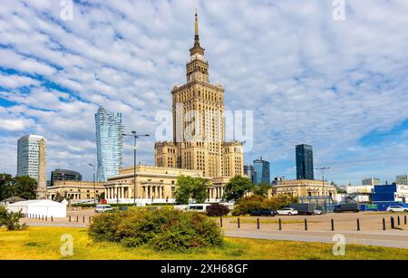 Warschau, Polen - 26. Mai 2024: Srodmiescie Downtown District mit PKiN Kultur- und Wissenschaftspalast und Wolkenkratzern am U-Bahn-Zentrum in Warschau Stockfoto