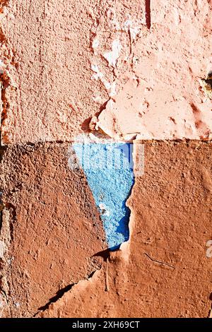 Blaues Abplatzen an einer braunen Wand in der Alhambra Stockfoto