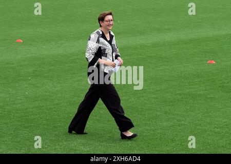 Berlin, Deutschland. Juli 2024. Klara Geywitz (SPD), Bundesministerin für Bau und Wohnen, geht über das Spielfeld zum Rednerpult bei der Eröffnung des Oberspree-Trainingszentrums des Bundesliga-Clubs 1. Der Sportplatz mit seinem funktionalen Gebäude und dem strapazierfähigen Rasen wird zukünftig die zentrale Anlaufstelle für Jugend-, Damen- und Amateurfußball sein. Quelle: Soeren Stache/dpa/Alamy Live News Stockfoto