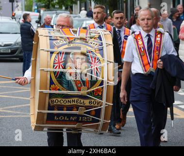 Lurgan, County Armagh, Nordirland.12. Juli 2024. Der Zwölfste Juli wird durch Orange Order Paraden durch Nordirland gekennzeichnet. Der Lurgan District verließ sein Hauptquartier in Brownlow House, bevor er die Stadt zum Kriegsdenkmal hinaufzog, bevor die Hauptdemonstration im County Armagh in Killylea in diesem Jahr stattfand. Die Paraden in Nordirland markieren den Sieg von Wilhelm von Orange über James in der Schlacht von den Boyne im Jahr 1690. Quelle: CAZIMB/Alamy Live News. Stockfoto