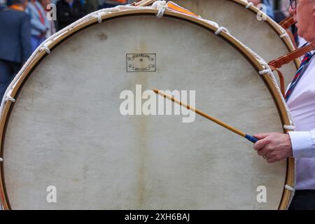 Lurgan, County Armagh, Nordirland.12. Juli 2024. Der Zwölfste Juli wird durch Orange Order Paraden durch Nordirland gekennzeichnet. Der Lurgan District verließ sein Hauptquartier in Brownlow House, bevor er die Stadt zum Kriegsdenkmal hinaufzog, bevor die Hauptdemonstration im County Armagh in Killylea in diesem Jahr stattfand. Die Paraden in Nordirland markieren den Sieg von Wilhelm von Orange über James in der Schlacht von den Boyne im Jahr 1690. Quelle: CAZIMB/Alamy Live News. Stockfoto