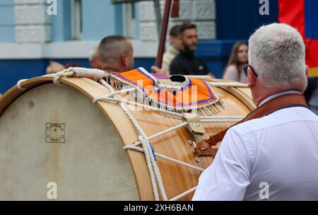 Lurgan, County Armagh, Nordirland.12. Juli 2024. Der Zwölfste Juli wird durch Orange Order Paraden durch Nordirland gekennzeichnet. Der Lurgan District verließ sein Hauptquartier in Brownlow House, bevor er die Stadt zum Kriegsdenkmal hinaufzog, bevor die Hauptdemonstration im County Armagh in Killylea in diesem Jahr stattfand. Die Paraden in Nordirland markieren den Sieg von Wilhelm von Orange über James in der Schlacht von den Boyne im Jahr 1690. Quelle: CAZIMB/Alamy Live News. Stockfoto