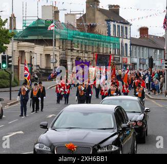 Lurgan, County Armagh, Nordirland.12. Juli 2024. Der Zwölfste Juli wird durch Orange Order Paraden durch Nordirland gekennzeichnet. Der Lurgan District verließ sein Hauptquartier in Brownlow House, bevor er die Stadt zum Kriegsdenkmal hinaufzog, bevor die Hauptdemonstration im County Armagh in Killylea in diesem Jahr stattfand. Die Paraden in Nordirland markieren den Sieg von Wilhelm von Orange über James in der Schlacht von den Boyne im Jahr 1690. Quelle: CAZIMB/Alamy Live News. Stockfoto