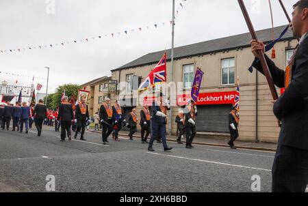 Lurgan, County Armagh, Nordirland.12. Juli 2024. Der Zwölfste Juli wird durch Orange Order Paraden durch Nordirland gekennzeichnet. Der Lurgan District verließ sein Hauptquartier in Brownlow House, bevor er die Stadt zum Kriegsdenkmal hinaufzog, bevor die Hauptdemonstration im County Armagh in Killylea in diesem Jahr stattfand. Die Paraden in Nordirland markieren den Sieg von Wilhelm von Orange über James in der Schlacht von den Boyne im Jahr 1690. Quelle: CAZIMB/Alamy Live News. Stockfoto
