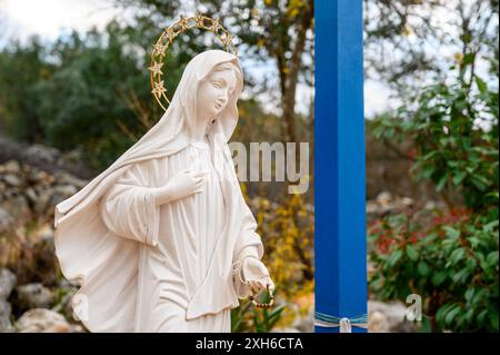 Eine Statue der Königin des Friedens am Blauen Kreuz in Medjugorje, Bosnien und Herzegowina. Stockfoto