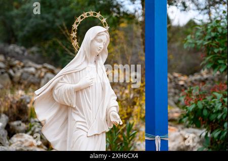 Eine Statue der Königin des Friedens am Blauen Kreuz in Medjugorje, Bosnien und Herzegowina. Stockfoto