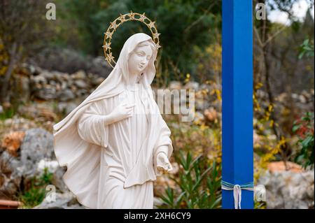 Eine Statue der Königin des Friedens am Blauen Kreuz in Medjugorje, Bosnien und Herzegowina. Stockfoto