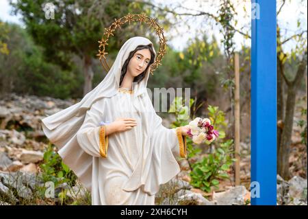 Eine Statue der Königin des Friedens am Blauen Kreuz in Medjugorje, Bosnien und Herzegowina. Stockfoto