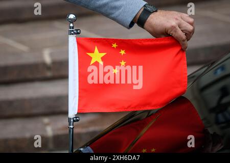 RIGA, LETTLAND. Juli 2024. Flagge von China auf dem Fahrzeug. Stockfoto