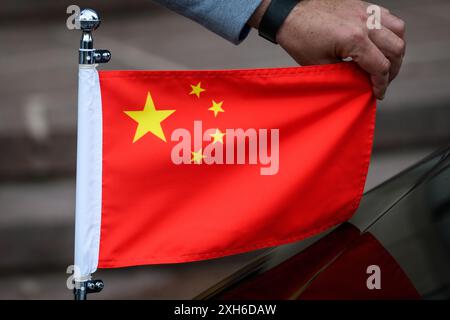 RIGA, LETTLAND. Juli 2024. Flagge von China auf dem Fahrzeug. Stockfoto