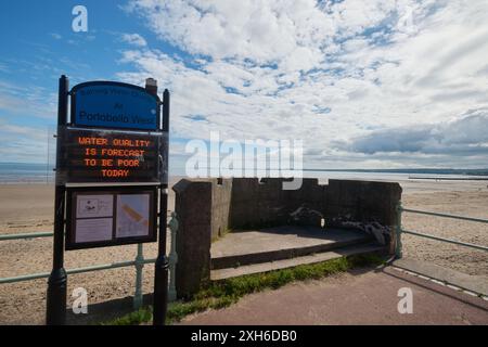 Edinburgh Schottland, Vereinigtes Königreich 12. Juli 2024. Schild mit schlechter Wasserqualität am Portobello Beach. Credit sst/alamy Live News Stockfoto