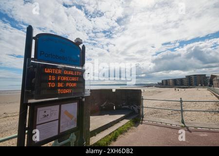 Edinburgh Schottland, Vereinigtes Königreich 12. Juli 2024. Schild mit schlechter Wasserqualität am Portobello Beach. Credit sst/alamy Live News Stockfoto