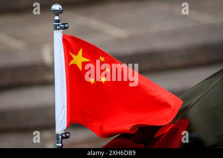 RIGA, LETTLAND. Juli 2024. Flagge von China auf dem Fahrzeug. Stockfoto