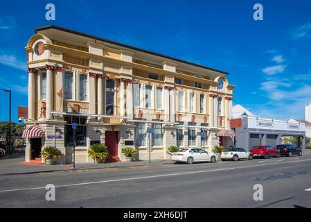 Das County Hotel wurde 1909 für das Hawke's Bay County erbaut. Es ist der einzige viktorianisch-edwardianische Stil, der das Napier-Erdbeben von 1931 überlebt hat Stockfoto