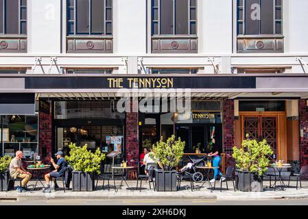 Das Tennyson in Napier, Neuseeland, ist eines der vielen Art déco-Gebäude, die nach dem Erdbeben erhalten und von Einheimischen und Touristen gleichermaßen genossen werden Stockfoto