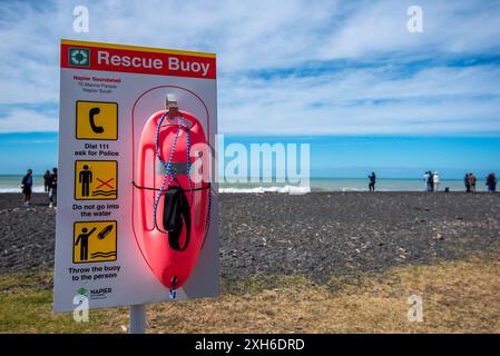 Eine Rettungsboje am schwarzen Sandstrand bei Napier auf der Nordinsel Neuseelands Stockfoto