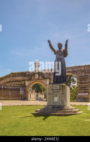 Denkmal zu Ehren von Papst Johannes Paul II. Und dem Aquädukt San Sebastian im Hintergrund am Kreisverkehr in der Rue Alexandre Herculano, Coimbra, Portugal Stockfoto