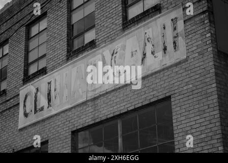 Ein verlassenes Black-and-White-Gebäude in Tyler TX USA Stockfoto