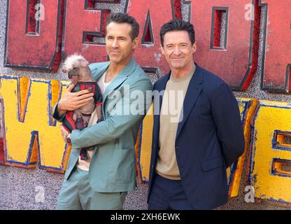 London, Großbritannien. Juli 2024. Ryan Reynolds, Peggy the Dog und Hugh Jackman nehmen an der Deadpool & Wolverine UK Sneak Peek Event Arrivals im Eventim Apollo in Hammersmith in London, England, Großbritannien Teil. Quelle: S.A.M./Alamy Live News Stockfoto