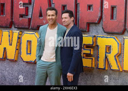 London, Großbritannien. Juli 2024. Ryan Reynolds und Hugh Jackman nehmen an der Deadpool & Wolverine UK Sneak Peek Event Arrivals im Eventim Apollo in Hammersmith in London, England, Großbritannien Teil. Quelle: S.A.M./Alamy Live News Stockfoto