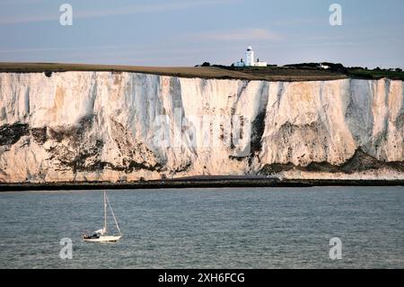 Yacht, vorbei an den Kreidefelsen von Dover in den Ärmelkanal östlich Dover unter South Foreland Leuchtturm. Dämmerlicht Stockfoto