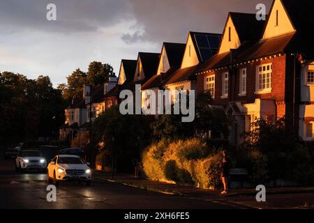 Dunkler Himmel und dramatisches Abendsonnenlicht brechen am 11. Juli 2024 in London, England, auf. In vielen Teilen des Vereinigten Königreichs war bereits an den ersten sieben Tagen des Monats ein durchschnittlicher monatlicher Niederschlag von 66 cm zu verzeichnen - 139 % der für den gesamten Juli erwarteten Gesamtmenge. Stockfoto