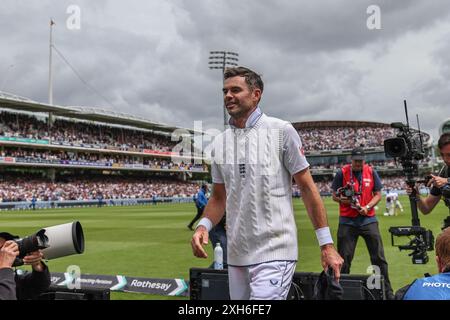 London, Großbritannien. Juli 2024. James Anderson aus England verlässt das Feld während des Rothesay First Test Match Day Three England gegen West Indies at Lords, London, United Kingdom, 12. Juli 2024 (Foto: Mark Cosgrove/News Images) in London, United Kingdom am 7. Dezember 2024. (Foto: Mark Cosgrove/News Images/SIPA USA) Credit: SIPA USA/Alamy Live News Stockfoto