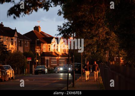 Dunkler Himmel und dramatisches Abendsonnenlicht brechen am 11. Juli 2024 in London, England, auf. In vielen Teilen des Vereinigten Königreichs war bereits an den ersten sieben Tagen des Monats ein durchschnittlicher monatlicher Niederschlag von 66 cm zu verzeichnen - 139 % der für den gesamten Juli erwarteten Gesamtmenge. Stockfoto