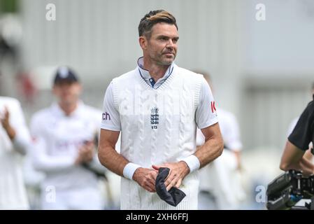 London, Großbritannien. Juli 2024. James Anderson aus England verlässt das Feld während des Rothesay First Test Match Day Three England gegen West Indies at Lords, London, United Kingdom, 12. Juli 2024 (Foto: Mark Cosgrove/News Images) in London, United Kingdom am 7. Dezember 2024. (Foto: Mark Cosgrove/News Images/SIPA USA) Credit: SIPA USA/Alamy Live News Stockfoto