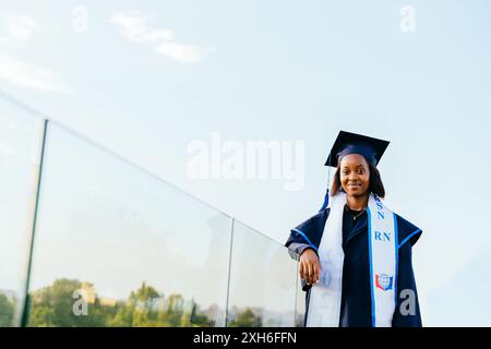 Porträt eines afroamerikanischen Absolventen Stockfoto