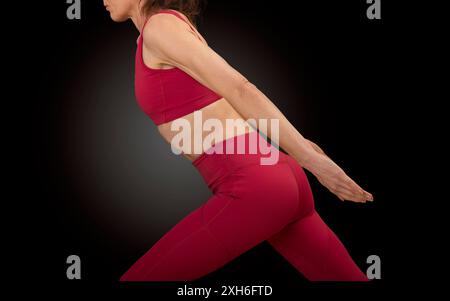 Sportliche Frau, die Arm dehnt, Studio-Fitness-Serie Stockfoto