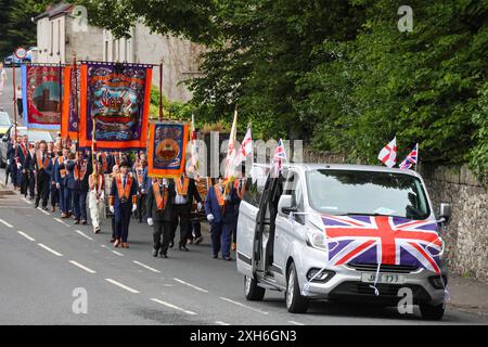 Magheralin, County Armagh, Nordirland.12. Juli 2024. Der Zwölfste Juli wird durch Orange Order Paraden durch Nordirland gekennzeichnet. Lodges verlassen die Orange Hall in Magheralin und nach einer kurzen Parade durch das Dorf geht es weiter nach Gilford, einem der wichtigsten Paradeorte in Nordirland. Die Paraden in Nordirland markieren den Sieg von Wilhelm von Orange über James in der Schlacht von den Boyne im Jahr 1690. Quelle: CAZIMB/Alamy Live News. Stockfoto