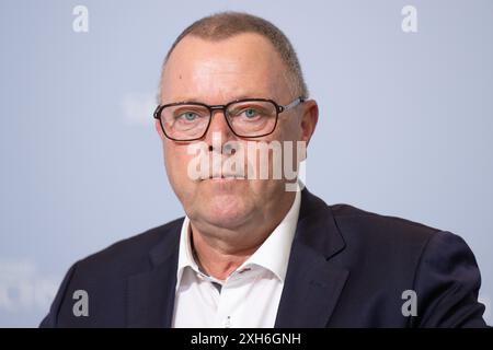 Dresden, Deutschland. Juli 2024. Michael Stübgen (CDU), Innenminister Brandenburgs, nimmt an einer Pressekonferenz Teil. Am 11. Und 12. Juli 2024 treffen sich die Innenminister der CDU-geführten länder in Dresden. Quelle: Sebastian Kahnert/dpa/Alamy Live News Stockfoto