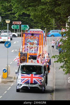 Magheralin, County Armagh, Nordirland.12. Juli 2024. Der Zwölfste Juli wird durch Orange Order Paraden durch Nordirland gekennzeichnet. Lodges verlassen die Orange Hall in Magheralin und nach einer kurzen Parade durch das Dorf geht es weiter nach Gilford, einem der wichtigsten Paradeorte in Nordirland. Die Paraden in Nordirland markieren den Sieg von Wilhelm von Orange über James in der Schlacht von den Boyne im Jahr 1690. Quelle: CAZIMB/Alamy Live News. Stockfoto