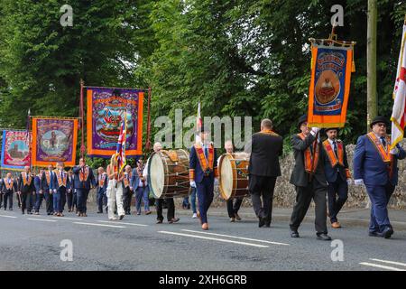 Magheralin, County Armagh, Nordirland.12. Juli 2024. Der Zwölfste Juli wird durch Orange Order Paraden durch Nordirland gekennzeichnet. Lodges verlassen die Orange Hall in Magheralin und nach einer kurzen Parade durch das Dorf geht es weiter nach Gilford, einem der wichtigsten Paradeorte in Nordirland. Die Paraden in Nordirland markieren den Sieg von Wilhelm von Orange über James in der Schlacht von den Boyne im Jahr 1690. Quelle: CAZIMB/Alamy Live News. Stockfoto