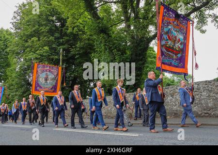 Magheralin, County Armagh, Nordirland.12. Juli 2024. Der Zwölfste Juli wird durch Orange Order Paraden durch Nordirland gekennzeichnet. Lodges verlassen die Orange Hall in Magheralin und nach einer kurzen Parade durch das Dorf geht es weiter nach Gilford, einem der wichtigsten Paradeorte in Nordirland. Die Paraden in Nordirland markieren den Sieg von Wilhelm von Orange über James in der Schlacht von den Boyne im Jahr 1690. Quelle: CAZIMB/Alamy Live News. Stockfoto