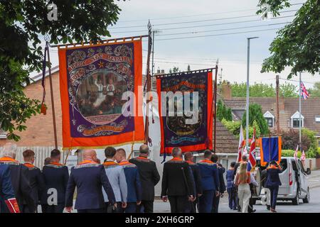 Magheralin, County Armagh, Nordirland.12. Juli 2024. Der Zwölfste Juli wird durch Orange Order Paraden durch Nordirland gekennzeichnet. Lodges verlassen die Orange Hall in Magheralin und nach einer kurzen Parade durch das Dorf geht es weiter nach Gilford, einem der wichtigsten Paradeorte in Nordirland. Die Paraden in Nordirland markieren den Sieg von Wilhelm von Orange über James in der Schlacht von den Boyne im Jahr 1690. Quelle: CAZIMB/Alamy Live News. Stockfoto