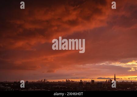 London, Großbritannien. Juli 2024. Wetter in Großbritannien: Atemberaubende Farben bei Sonnenuntergang über der Stadtlandschaft mit dem Shard-Wolkenkratzer nach einem abendlichen Regensturm im Blick. Guy Corbishley/Alamy Live News Stockfoto