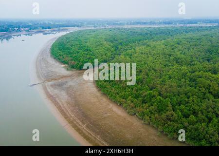 Blick aus der Vogelperspektive auf den Mangrovenwald von Sundarbans mit Wasserkanälen und Flüssen. Indianerreservat. Unberührter ländlicher Lebensraum auf dem Land Indiens Stockfoto