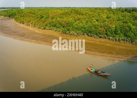 Blick aus der Vogelperspektive auf den Mangrovenwald von Sundarbans mit Wasserkanälen und Flüssen. Indianerreservat. Unberührter ländlicher Lebensraum auf dem Land Indiens Stockfoto
