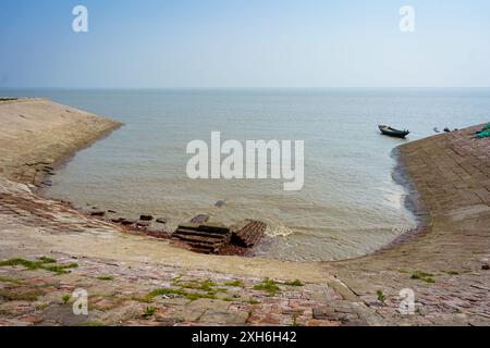 Uferböschungen an den indischen Sundarbans, um das Land vor der Küstenerosion durch den Klimawandel an der Küste Indiens zu schützen. Stockfoto